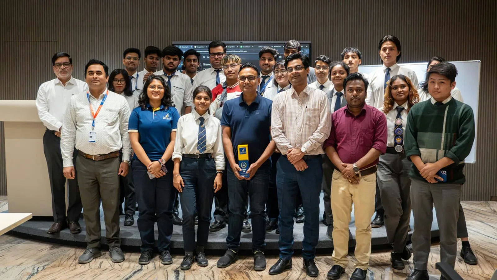 একটি AI ওয়ার্কশপের পর কলেজের শিক্ষার্থী আর শিক্ষকদের সাথে রাকেশ মণ্ডল, হাতে সম্মাননা স্মারক