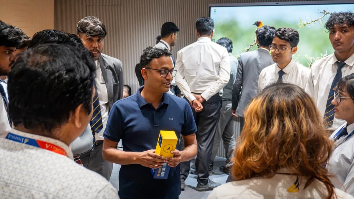 একটি AI ওয়ার্কশপের পর রাকেশ মণ্ডল কলেজের শিক্ষার্থীদের সাথে কথা বলছেন
